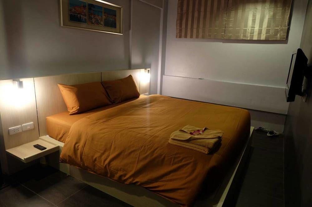 Rockstel Loma Hostel Phuket Buitenkant foto